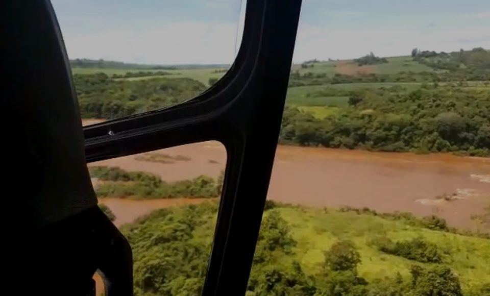 Representantes do IAP e da Secretaria de Meio Ambiente fizeram um sobrevoo de helicóptero por quase 80 km de extensão do Rio Piquiri e informaram que não foram encontrados mais peixes mortos na região — Foto: IAP/Reprodução
