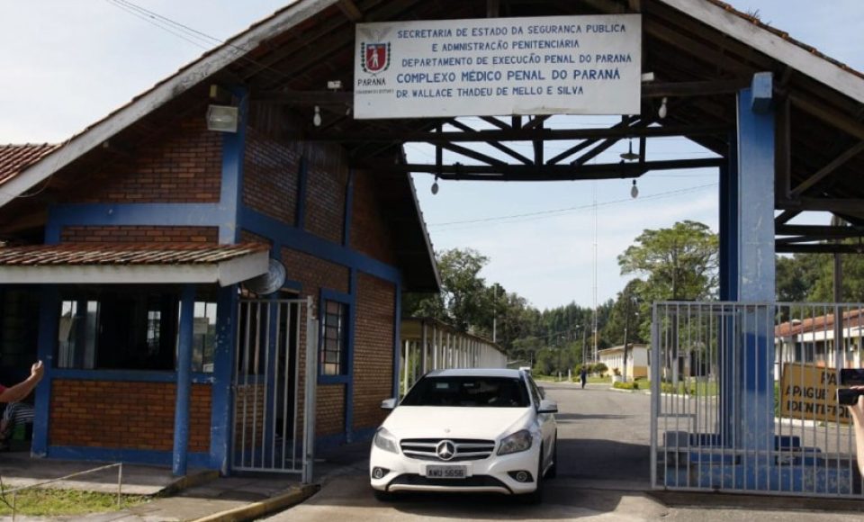 Beto Richa deixa o Complexo Médico Penal após decisão judicial. Foto: Cassiano Rosário/Gazeta do Povo.