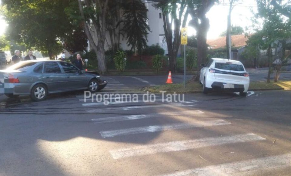 Colisão entre veículos deixou uma mulher ferida.
