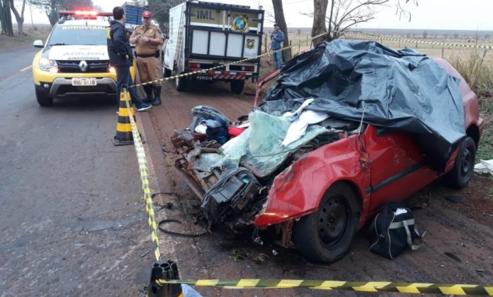 O CARRO QUE ESTAVA A FAMÍLIA COLIDIU FRONTALMENTE COM UM CAMINHÃO NA PR-182 (FOTO: GUSTAVO FOSSA)