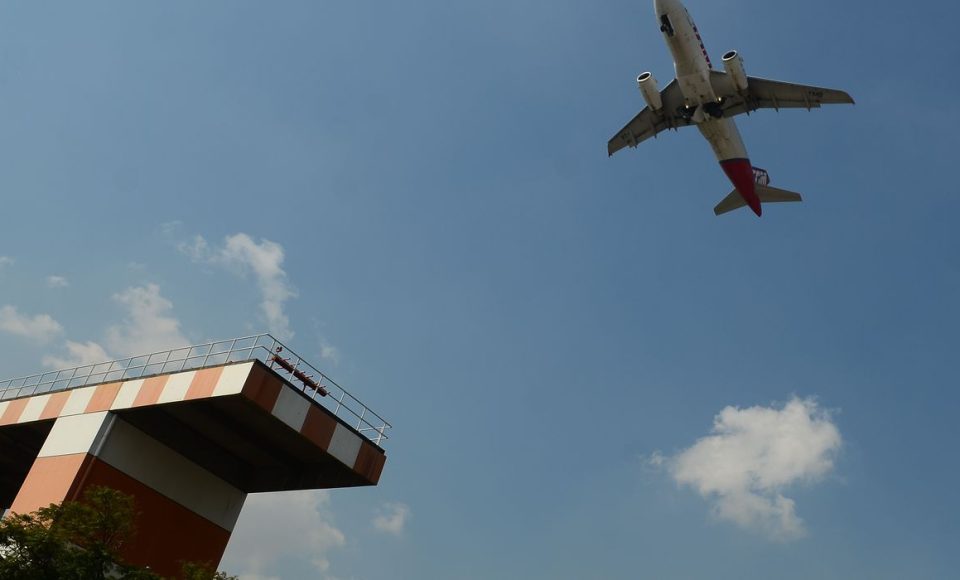 Avião decola no aeroporto de Congonhas.