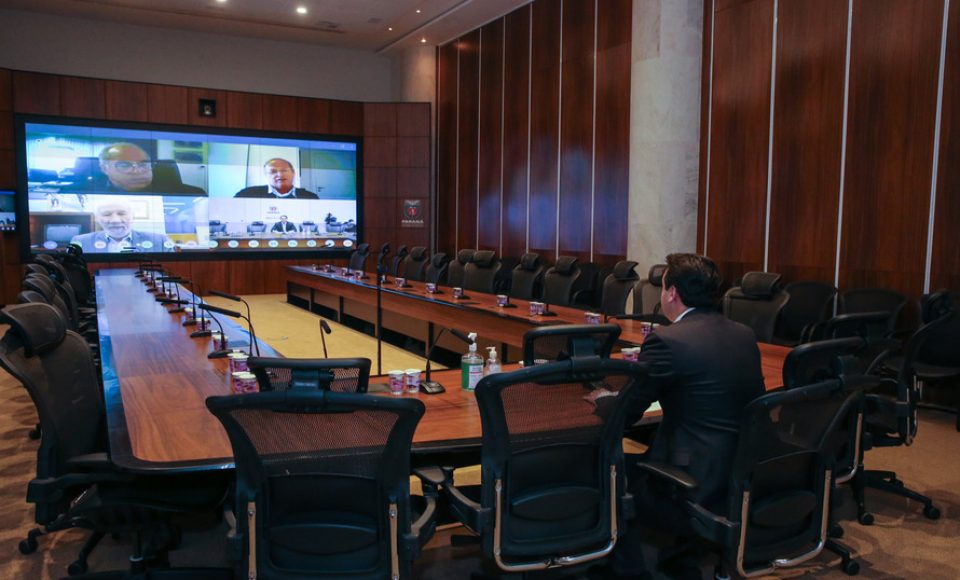O Governador Carlos Massa Ratinho Junior em videoconferencia nesta segunda-feira (20/04),  em reunião com G7, grupo de entidades representativas do setor produtivo paranaense no Palácio Iguaçu.
  Curitiba, 20/04/2020 - Foto: Geraldo Bubniak/AEN