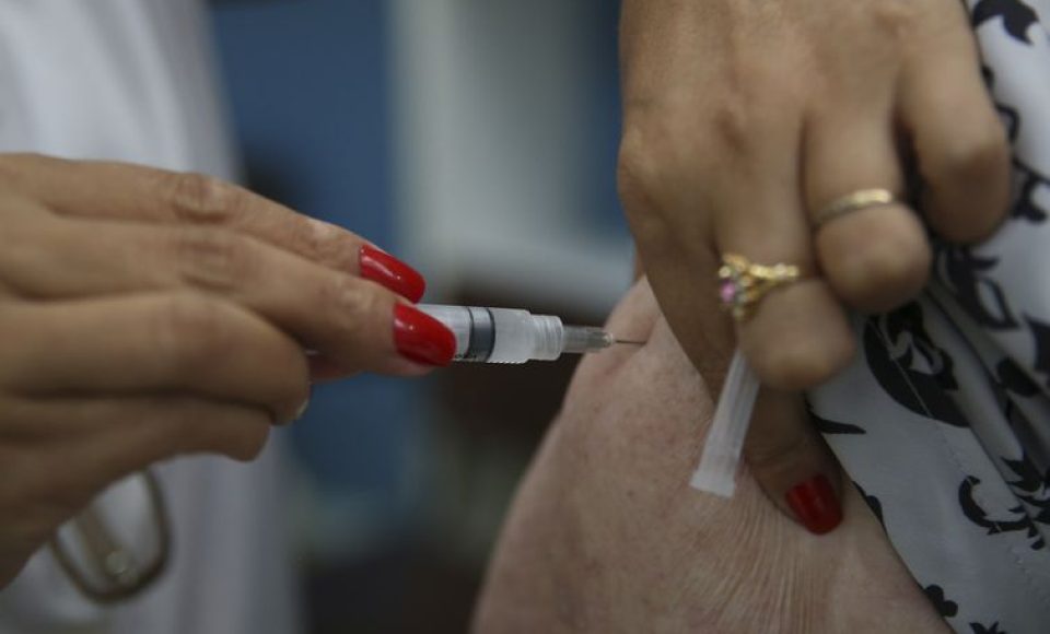 Brasília - O Ministério da Saúde promove o Dia D de Vacinação contra a gripe em postos de todo o País. A expectativa é imunizar, até o próximo dia 26, cerca de 90% das 54,2 milhões de pessoas que estão no público-alvo da campanha. (Marcello Casal Jr/AgenciaBrasil)
