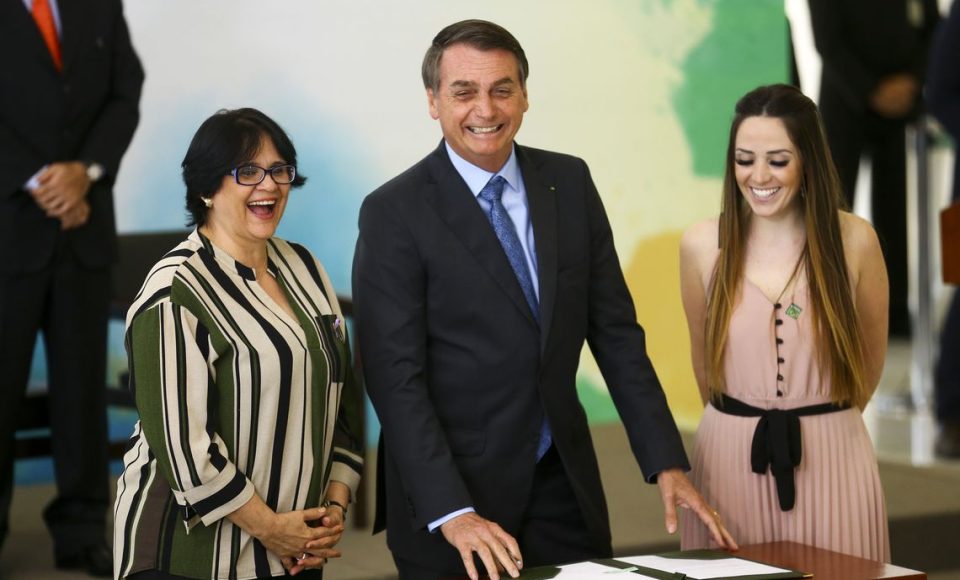 A ministra da Mulher, Família e Direitos Humanos, Damares Alves, o presidente Jair Bolsonaro, e a Secretária Nacional da Juventude, Jayana Nicaretta, durante solenidade do Dia Internacional da Juventude.
