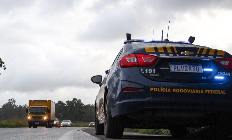 A Polícia Rodoviária Federal (PRF) informa que todas as rodovias federais na Bahia encontram-se com o livre fluxo de veículos, não havendo nenhum ponto de retenção total ou parcial