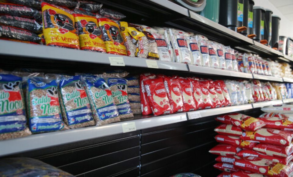 Sacos de arroz à venda em mercado. Foto: Geraldo Bubniak/AEN