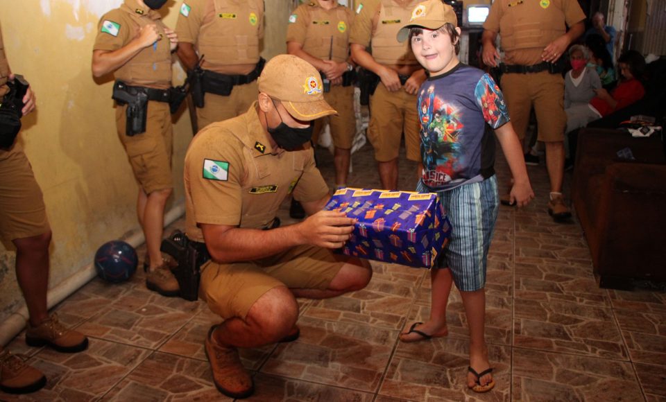 Matinhos, 13 de janeiro de 2020. Menino fâ da PMPR recebe a visita de policiais no dia do seu aniversário.