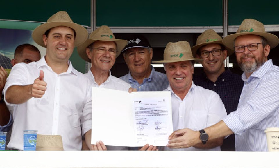 O Banco Regional de Desenvolvimento do Extremo Sul (BRDE) lançou nesta quinta-feira (06), no Show Rural em Cascavel (Oeste), o edital de chamamento público do programa BRDE Labs, voltado ao apoio, capacitação e aporte financeiro de startups. Na solenidade, que teve a presença do governador Carlos Massa Ratinho Junior, também foram assinados contratos de crédito com cooperativas agroindustriais. - Cascavel, 06/02/2019 - Foto: Gilson Abreu/AEN