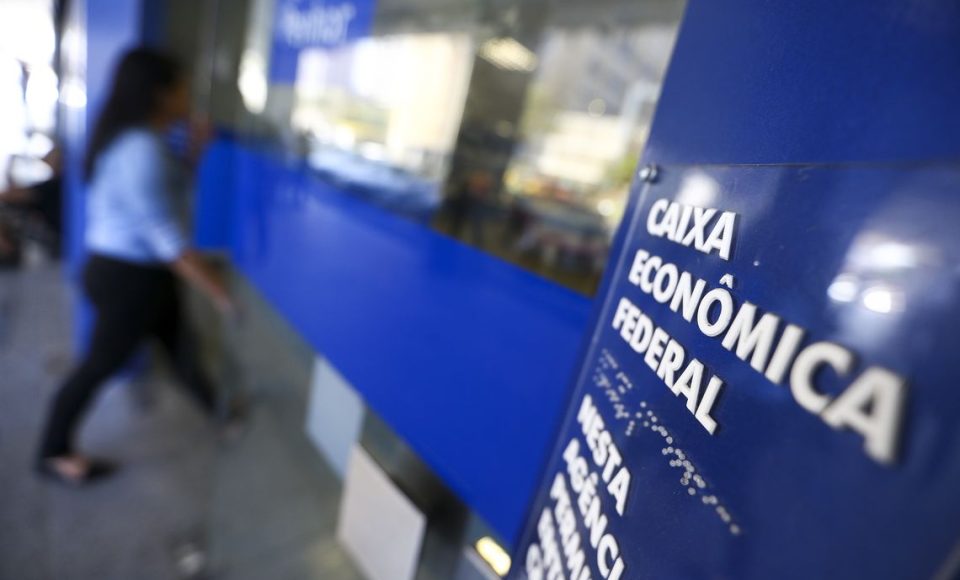 Caixa Econômica Federal inicia hoje (13) a liberação do saque de até R$ 500 em contas do Fundo de Garantia do Tempo de Serviço (FGTS).