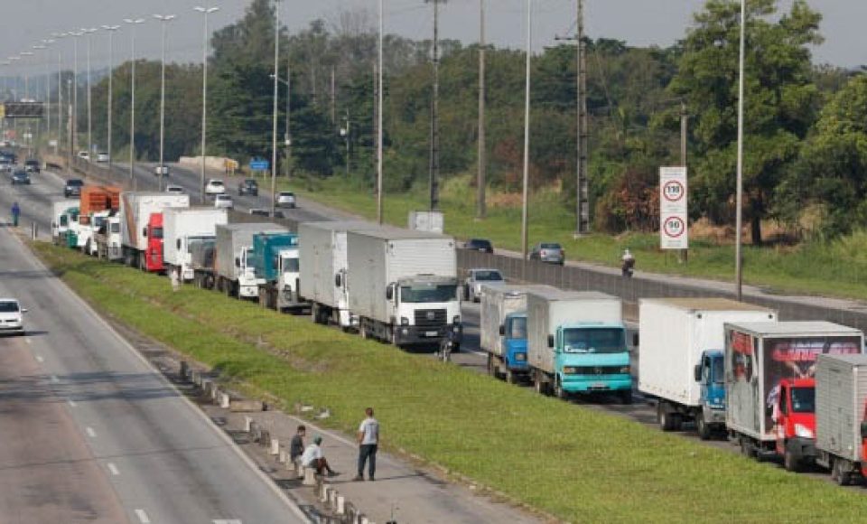 Caminhões parados na Grande Curitiba em 2018: chance de protesto se repetir (Foto: Franklin de Freitas)