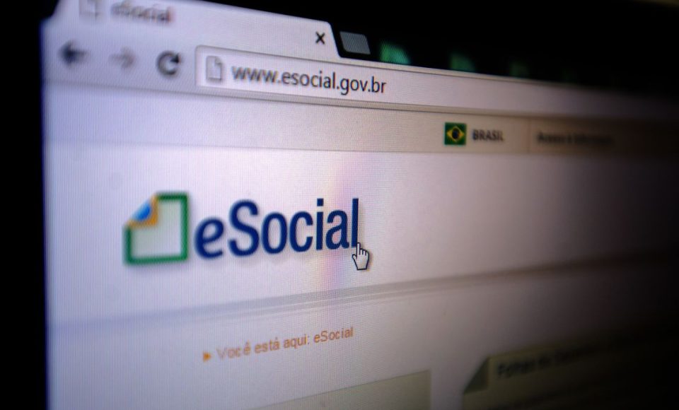 Brasília - Recolhimento de impostos na contratação dos empregados domésticos pelo eSocial começou em novembro de 2015.  Patrões reclamaram da emissão das guias, devido a problemas no site (Marcelo Camargo/Agência Brasil)