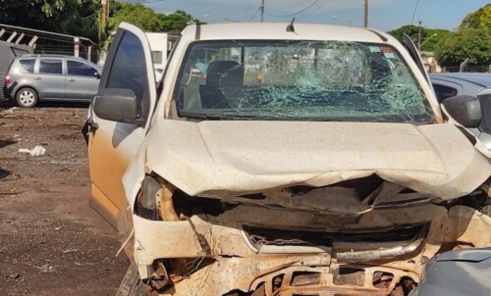 Caminhonete ficou destruída após batida — Foto: PRE/Divulgação
