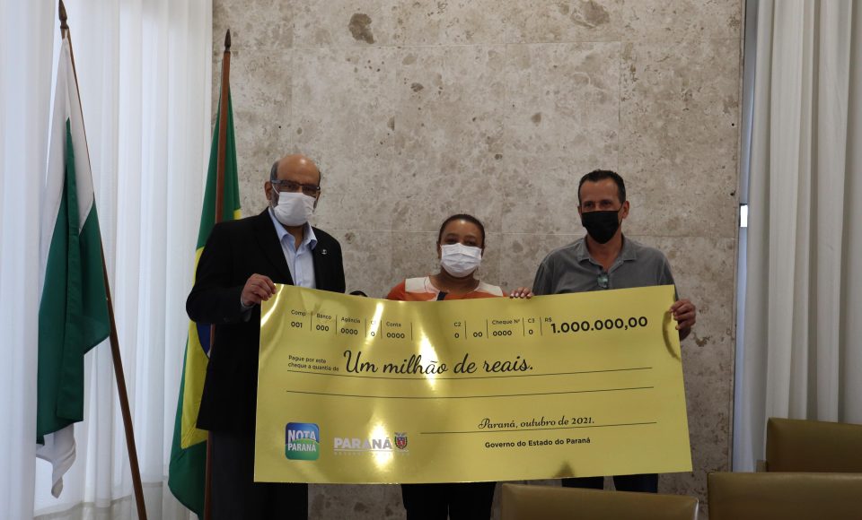 Fazenda entrega prêmio máximo do Nota Paraná para aposentada de Curitiba - Curitiba, 14/12/2021