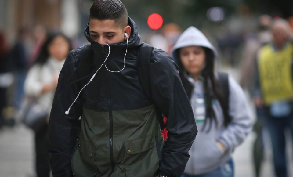 Pedestres se protegem do frio na região central da cidade de São Paulo — Foto: Dario Oliveira/Estadão Conteúdo