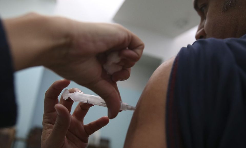 Brasília - O Ministério da Saúde promove o Dia D de Vacinação contra a gripe em postos de todo o País. A expectativa é imunizar, até o próximo dia 26, cerca de 90% das 54,2 milhões de pessoas que estão no público-alvo da campanha. (Marcello Casal Jr/AgenciaBrasil)