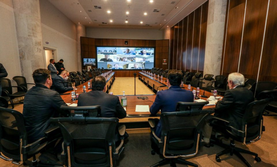 O Governador Carlos Massa Ratinho Junior em videoconferencia nesta segunda-feira (18/05),  com empresarios do setor madeireiro acompanhado do vice-governador Darci Piana, do chefe da Casa Civil Guto Silva e do deputado estadual e líder do Governo, Hussein Bakri no Palacio Iguaçu.
  Curitiba, 18/05/2020 - Foto: Geraldo Bubniak/AEN