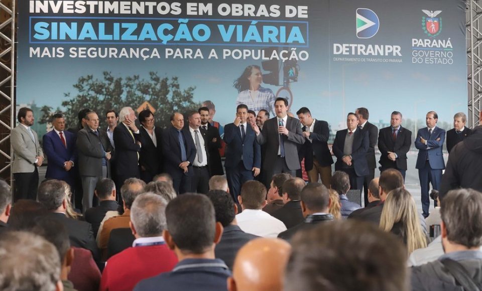 O governador Carlos Massa Ratinho Junior e o diretor do Detran, Cezar Kogut, autorizam repasse do Detran para municípios realizarem obras de sinalização nas cidades.
Curitiba, 14-08-19
Foto: Arnaldo Alves / ANPr.