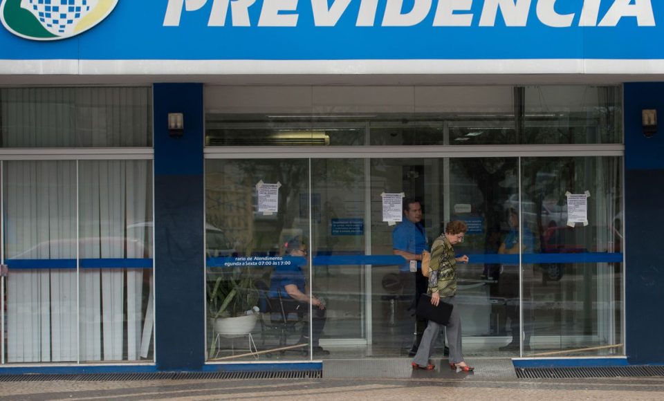 Servidores do Instituto Nacional do Seguro Social (INSS) entraram em greve por tempo indeterminado. Eles reivindicam reajuste salarial de 27,5% e melhores condições de trabalho (Marcelo Camargo/Agência Brasil)