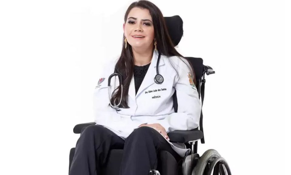 Elaine Luzia dos Santos é a primeira pessoa com tetraparesia a cursar Medicina no Brasil. Foto: ACS Unioeste e Arquivo Pessoal