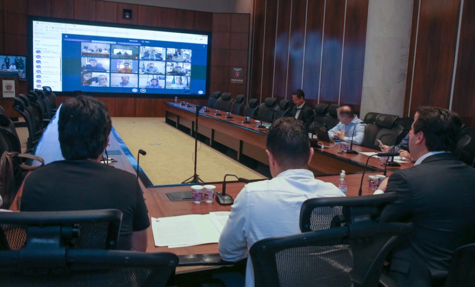 O Governador Carlos Massa Ratinho Junior em reunião por videoconferência neste sábado (28/03),   com prefeitos e secretarios de Estado para alinhamento das ações no combate a pandemia do novo coronavírus.
  Curitiba, 28/03/2020 - Foto: Geraldo Bubniak/AEN