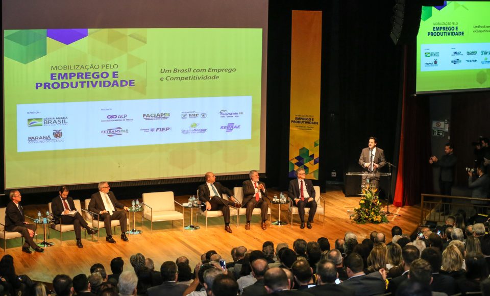 O governador Carlos Massa Ratinho Junior participa nesta quinta-feira (13) no Centro de Eventos FIEP
em Curitiba, o programa Mobilização pelo Emprego e Produtividade para Todos, iniciativa do Ministério da Economia, por meio da Secretaria Especial de Produtividade, Emprego e Competitividade (Sepec), realizado em parceria com os governos estaduais e o Sebrae.  Curitiba, 13/06/2019 -Foto: Geraldo Bubniak/ANPr