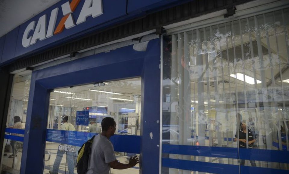 Movimento de saques do FGTS na agência da Caixa na Rua do Riachuelo, Lapa.