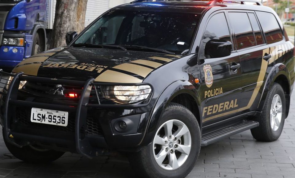 A Polícia Federal prende o banqueiro Eduardo Plass em nova etapa da Operação Hashtag, desbodramento da Lava Jato no Rio de Janeiro.