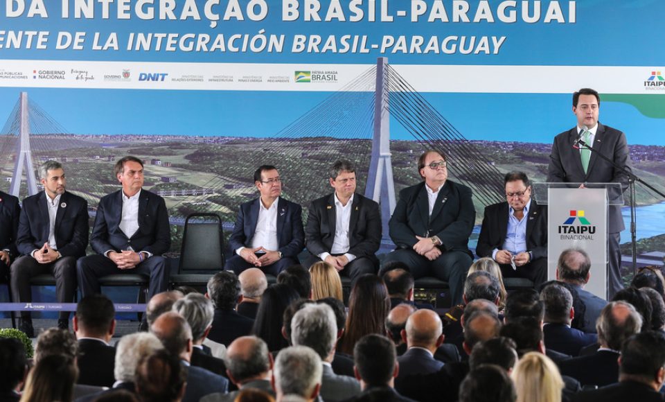 O governador Carlos Massa Ratinho Junior recebe  em Foz do Iguaçu, o presidente Jair Bolsonaro e o presidente do Paraguai Mario Abdo Benítez para o lançamento da pedra fundamental da segunda ponte entre Brasil e Paraguai, em cerimônia  no Marco das Três Fronteiras, nesta sexta-feira (10).   Foz do Iguaçu, 10/05/2019 -  Foto: Geraldo Bubniak/ANPr