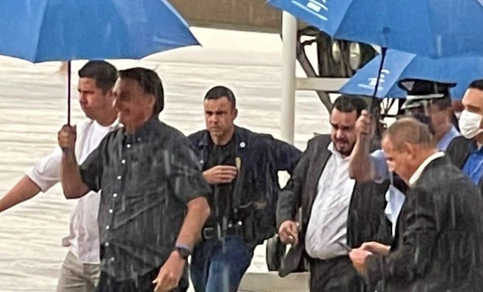Presidente Jair Bolsonaro desembarca no aeroporto de Maringá, nesta sexta-feira (1°) — Foto: Samu 192/Divulgação