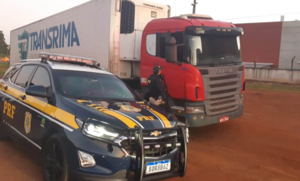 A carreta carregada de carne recuperada pela PRF (Foto: Divulgação / PRF)
