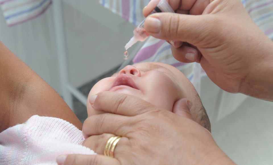 Em uma semana, quase 400 mil crianças já foram vacinadas contra a poliomielite no Paraná. Isto representa 60% do público-alvo da campanha, que neste ano imuniza meninas e meninos menores de cinco anos de idade. A mobilização envolve mais de 2,2 mil unidades de saúde do Estado e segue até sexta-feira (31). 
Foto: Venilton Küchler/SESA