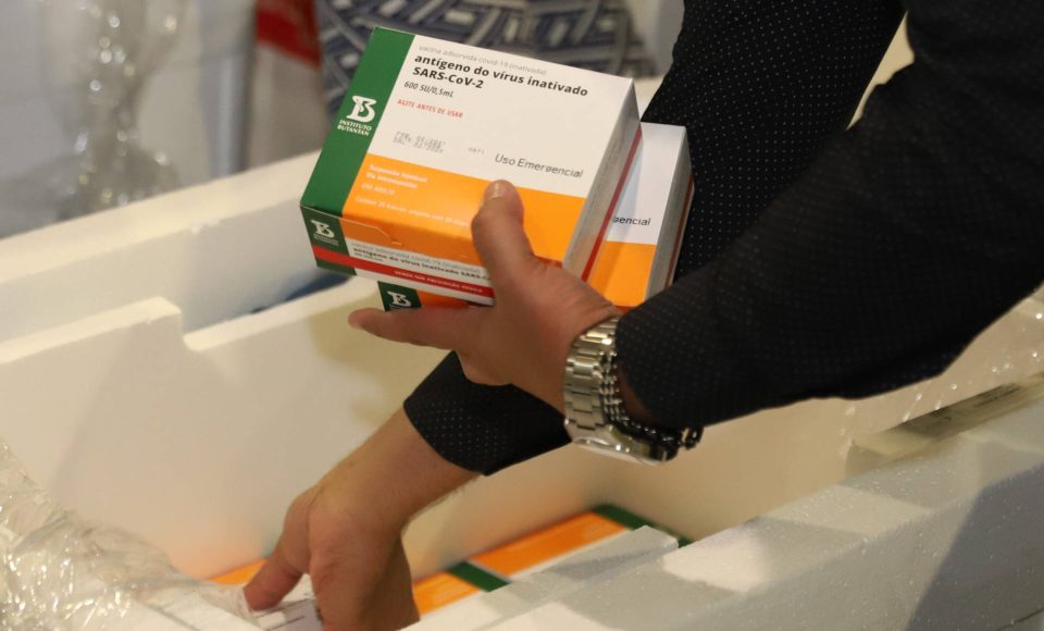 O Paraná recebe mais 148,6 mil doses do imunizante CoronaVac para continuar a vacinação contra a Covid-19 no estado. O lote enviado pelo Ministério da Saúde chegou no início da noite no Centro de Medicamentos do Paraná (Cemepar), em Curitiba.
09/03/2021. Foto: Geraldo Bubniak/AEN