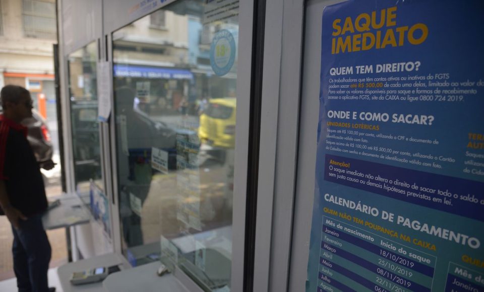 Atendimento na Lotérica da Avenida Gomes Freie, no centro, para saque em contas do Fundo de Garantia do Tempo de Serviço (FGTS) para nascidos em janeiro não correntistas da Caixa Econômica Federal.