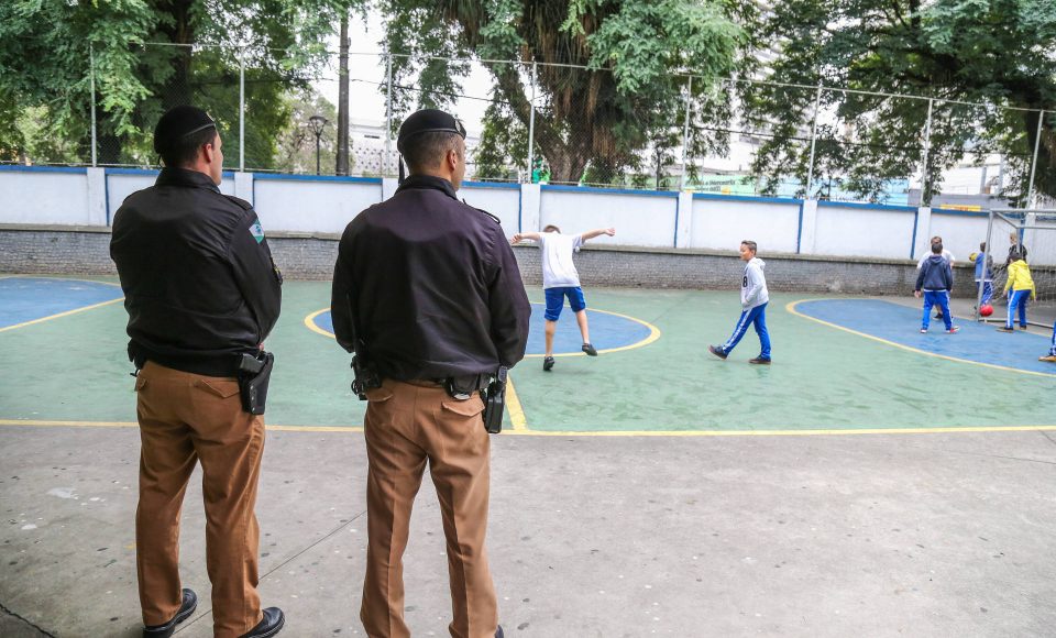 Policiais Militares fazem patrulha no Colégio Estadual Tiradentes
no centro de Curitiba nesta sexta-feira (22). O Governo do Paraná lançou o  programa Escola Segura, que reforça a segurança nas escolas estaduais.   Curitiba, 22/03/2019 -  Foto: Geraldo Bubniak/ANPr