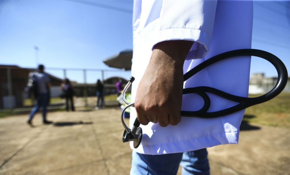 Médicos chegam ao local de prova para a segunda etapa do Exame Nacional de Revalidação de Diplomas Médicos Expedidos por Instituição de Educação Superior Estrangeira (Revalida) 2020, em Brasília.