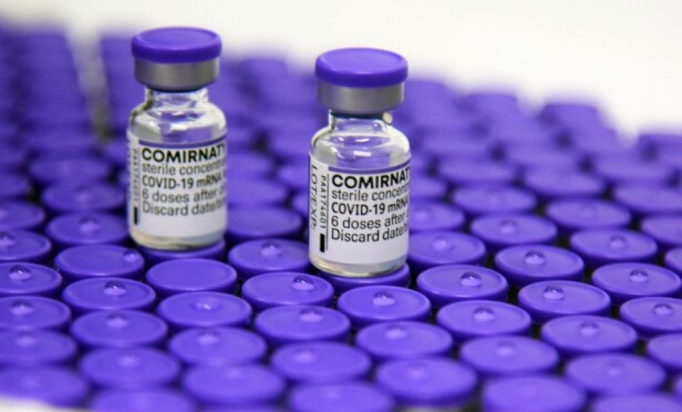 A Secretaria de Estado da Saúde (Sesa) recebeu nesta terça-feira (23) mais 170.820 vacinas da Pfizer/BioNTech. A nova remessa faz parte da 69ª pauta de distribuição do Ministério da Saúde e é destinada para primeira dose (D1) de adolescentes (12 a 17 anos), sem comorbidades. - Curitiba, 23/11/2021 - Foto: Américo Antonio/SESA