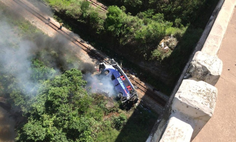 Ônibus cai de viaduto em João Monlevade (MG) — Foto: Reprodução