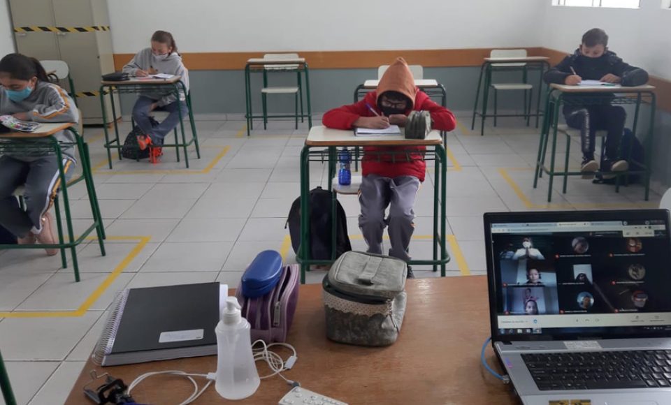 Nesta segunda-feira (10), 200 colégios estaduais paranaenses, em 68 municípios, retornam às aulas presenciais, adotando o modelo híbrido de ensino, com parte dos alunos em sala de aula e parte em ensino remoto, assistindo às aulas ao vivo. Os espaços estão equipados com computadores e internet, possibilitando que os professores interajam com ambos os grupos de estudantes ao mesmo tempo.  -  Curitiba, 10/05/2021  -  Foto: SEED