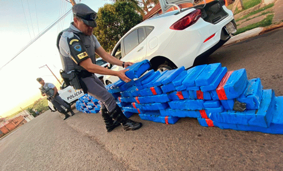 Tabletes de maconha foram encontrados dentro do porta-malas e banco traseiro