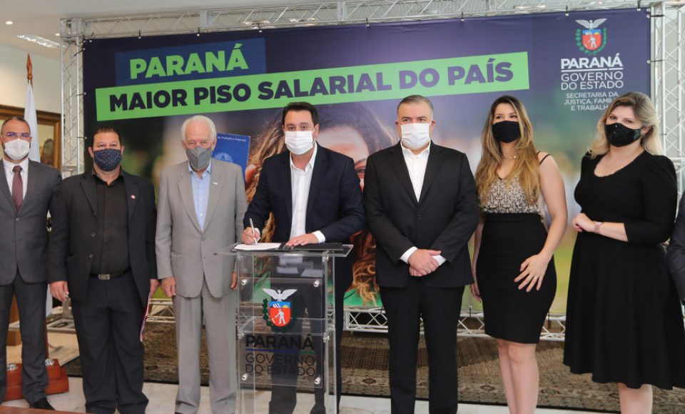 O governador Carlos Massa Ratinho Junior assina  nesta terca-feira (9),  o reajuste do salário mínimo regional acompanhado do vice-governador Darci Piana, do secretario da Justiça, Família e Trabalho (Sejuf), Ney Leprevost e do chefe da Casa Civil, Guto Silva.  Curitiba, 09/02/2021. Foto: Geraldo Bubniak/AEN