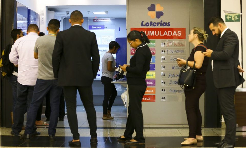 Apostadores fazem fila em casa lotérica. A Caixa Econômica Federal sorteia hoje (08) as seis dezenas do concurso 2.149 da Mega-Sena acumulada, que deve pagar um prêmio de R$ 170 milhões.