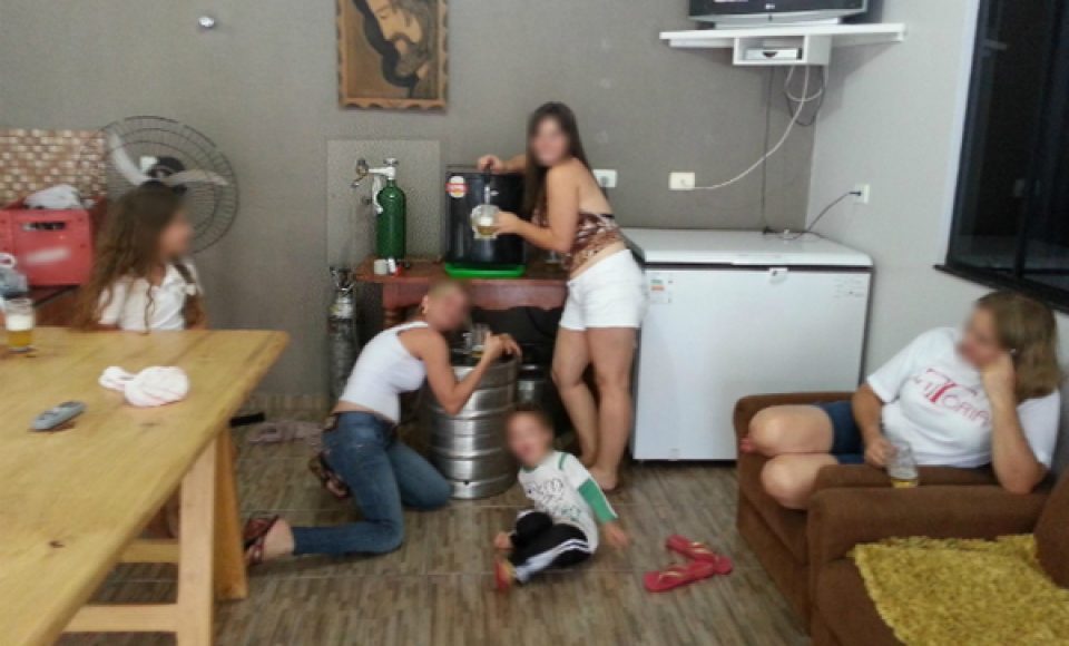 Segundo MP, prefeito usou o único cilindro de oxigênio da unidade de saúde para bombear chope em festa de Ano Novo (Foto: MPPR/divulgação)