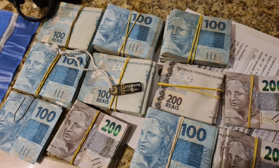 Polícia aprendeu dinheiro ao cumprir mandados, em Curitiba — Foto: Polícia Federal