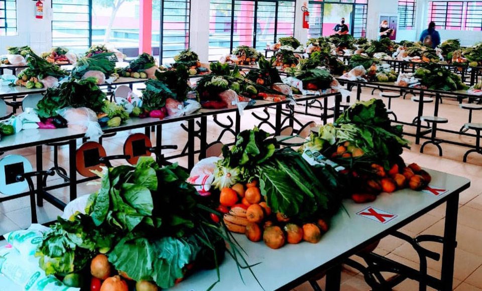 Nesta sexta-feira (28), os colégios estaduais vão realizar a quinta entrega de alimentos do ano para as famílias mais vulneráveis da comunidade escolar. Novamente, todas as 2,1 mil escolas da rede vão distribuir kits de alimentos não perecíveis, como aconteceu na terceira entrega, no fim de abril, além de produtos da agricultura familiar.  -  Curitiba, 27/05/2021  -  Foto: Divulgação SEED