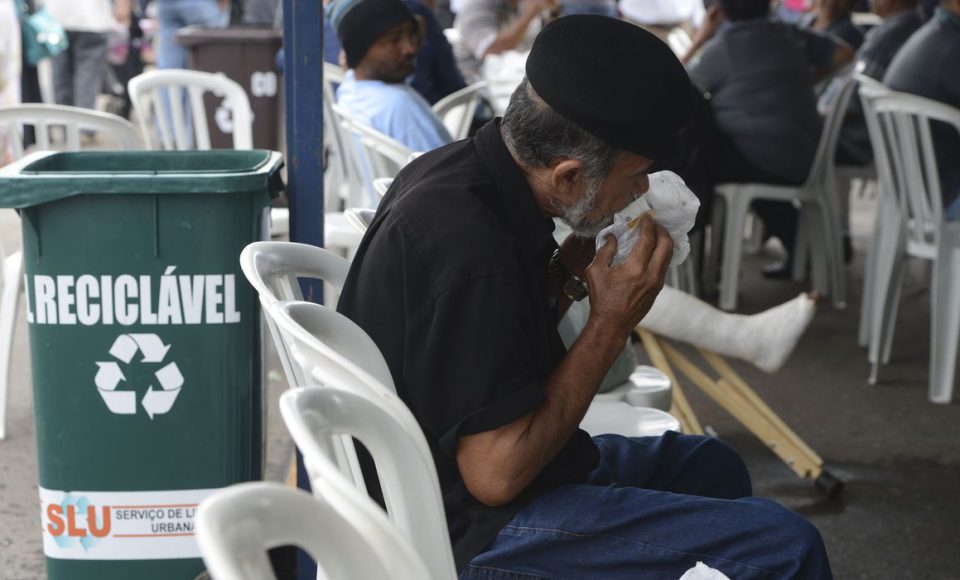 A Arquidiocese de Brasília realiza atividades em prol de moradores de rua no Distrito Federal. Pela manhã foi servido um café da manhã, seguido de missa na Catedral (Elza Fiuza/Agência Brasil)