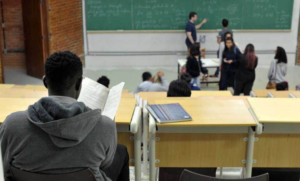 UnB foi a primeira universidade federal a adotar sistema de cotas raciais


UnB reserva vagas para negros desde o vestibular de 2004


Percentual de negros com diploma cresceu quase quatro vezes desde 2000, segundo IBGE