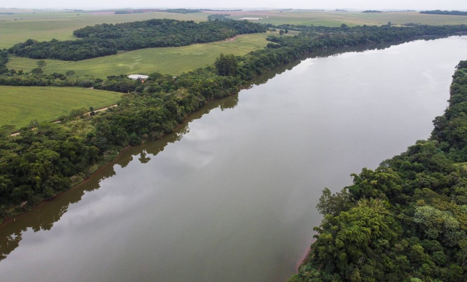 Rio Ivai entre as cidades de Floresta e Engenheiro Beltrao  nesta terça-feira (12), segundo o Simepar, a seca histórica é resultado da chuva abaixo do esperado nos últimos três meses.   12/05/2020 -  Foto: Geraldo Bubniak/AEN