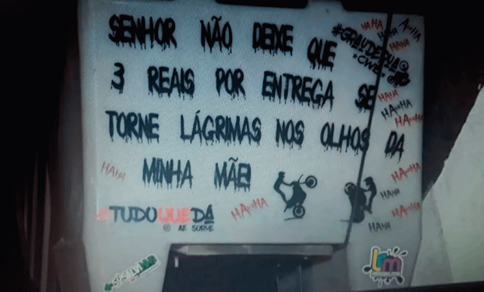 Frase na caixinha da moto de André Foto: Colaboração