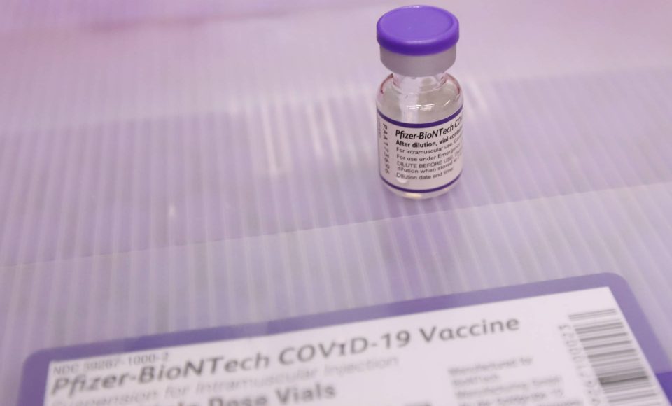 Um novo carregamento com 318.240 doses de vacinas contra a Covid-19 chega no Centro de Medicamentos do Paraná (Cemepar), em Curitiba, na noite desta terça-feira (19).   Desse total, 228.150 doses  Pfizer/BioNTech  são exclusivas para a população de 12 a 17 anos, sem comorbidades ou pertencentes a grupos prioritários.
Foto: Geraldo Bubniak/AEN