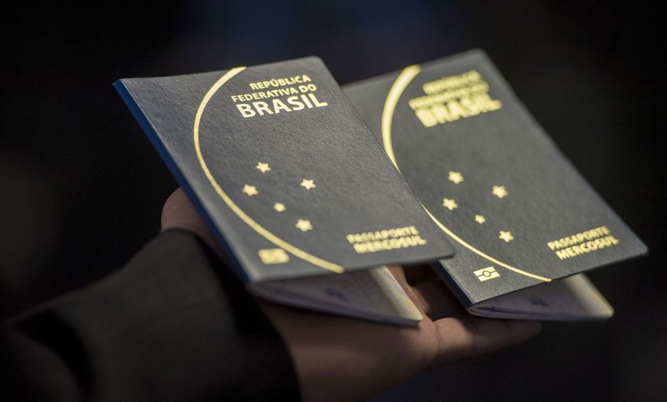 Novo passaporte comum eletrônico brasileiro. O documento passou a ser emitido desde a última segunda -feira (6) pela Polícia Federal e Casa da Moeda, e terá prazo de validade de 10 anos (Marcelo Camargo/Agência Brasil)